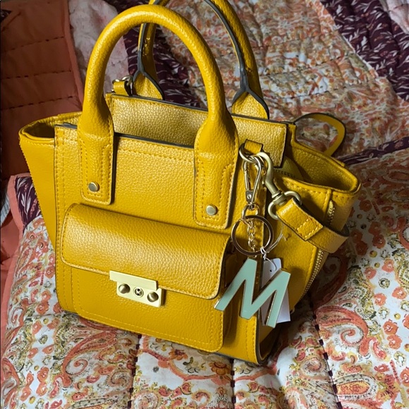 Initial "M" Keychain •Gold/Mint Color• - Picture 9 of 10